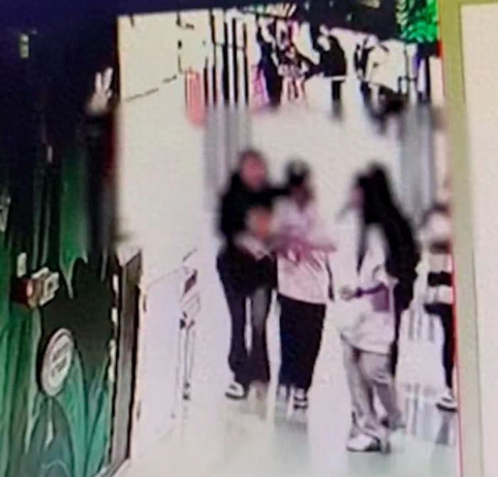 陈惜一行人将徐欣容带到地下通道前，监控拍到的画面