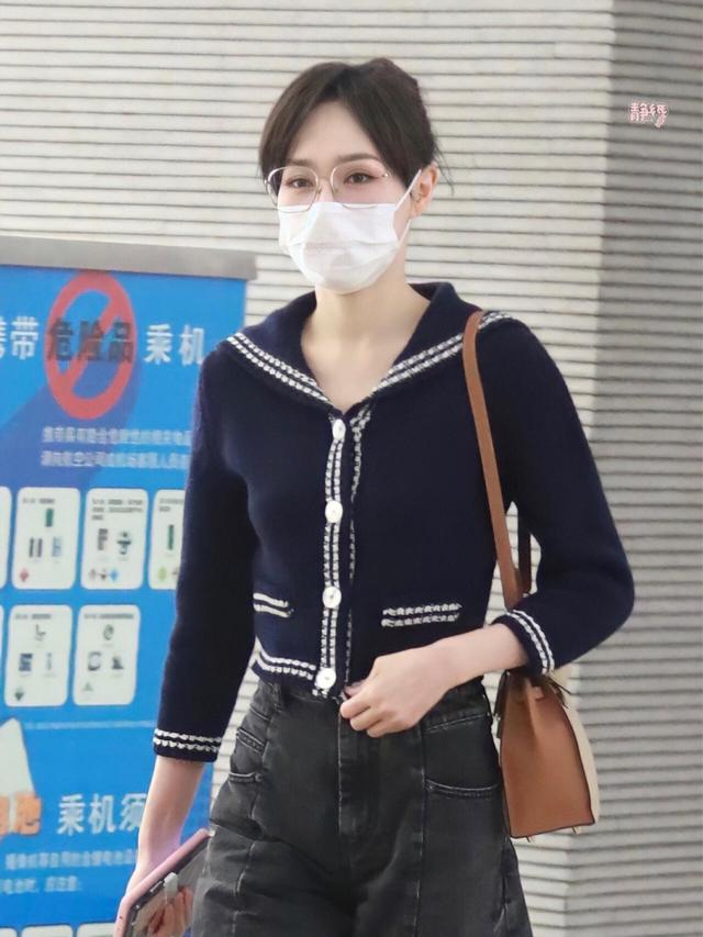 穿短外套 工装裤 马丁靴,40岁美出新高度|工装裤|马丁靴|唐嫣_新浪