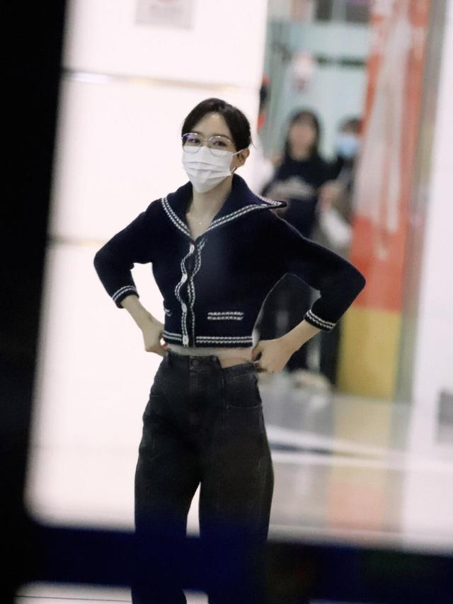 穿短外套 工装裤 马丁靴,40岁美出新高度|工装裤|马丁靴|唐嫣_新浪