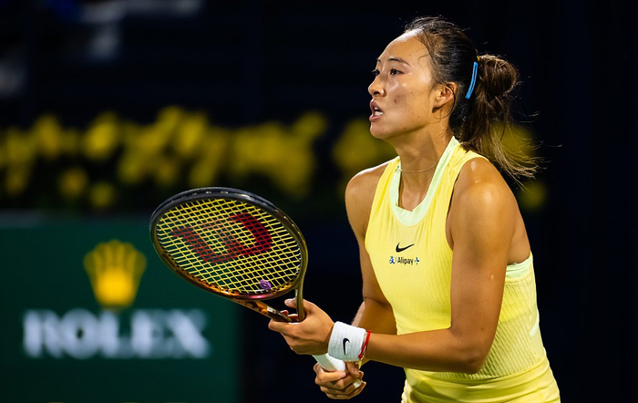 郑钦文在比赛中。