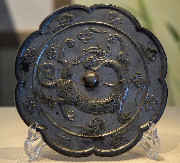 图十二 洛阳博物馆“寻迹中国龙：洛阳出土龙文物特展”展出唐盘龙镜（黄超供图）