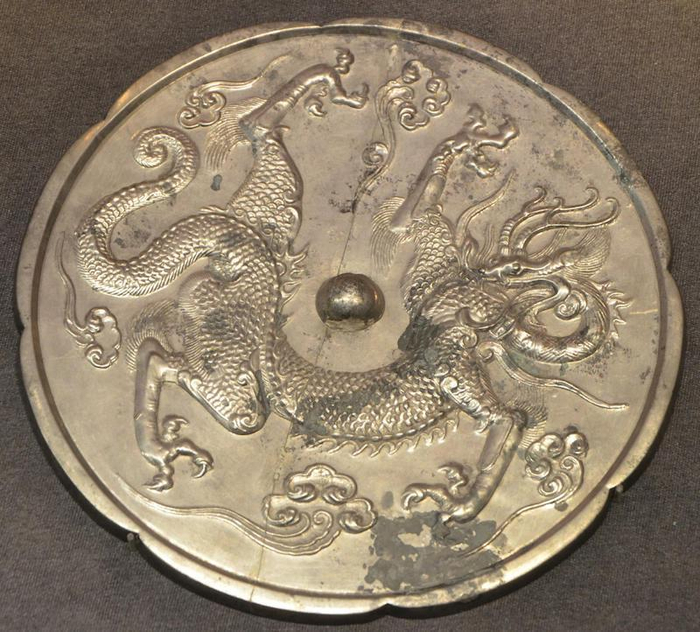 图十一 洛阳偃师杏园村唐李景由墓盘龙镜（霍奕然摄影）