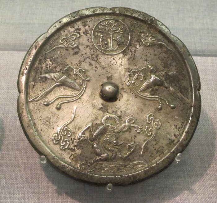 图十三 洛阳涧西区谷水唐陈曦夫妇合葬墓月宫对鸟盘龙镜（霍宏伟摄影）