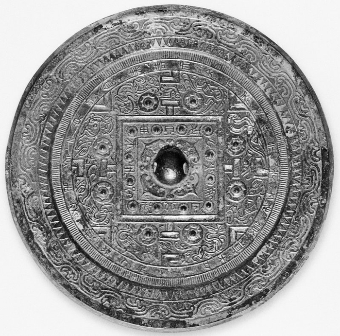 图五 洛阳烧沟1023号东汉早期墓尚方四神博局镜（《洛镜铜华》上册，图100）