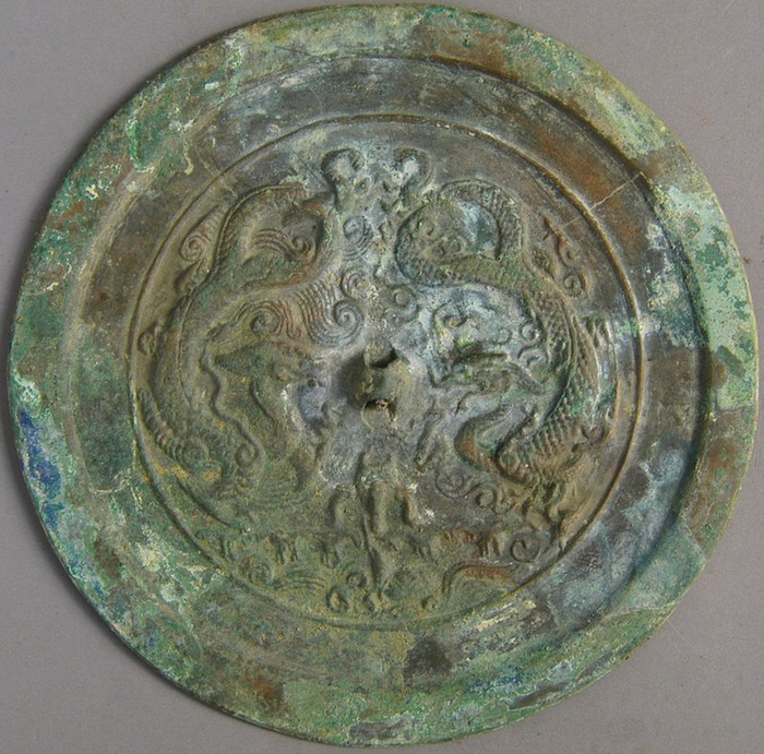 图十五 洛阳郊区红山罗湾村6号金墓双龙丹鼎镜（洛阳市文物考古研究院供图）