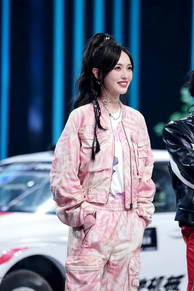 穿短外套 工装裤 马丁靴,40岁美出新高度|工装裤|马丁靴|唐嫣_新浪