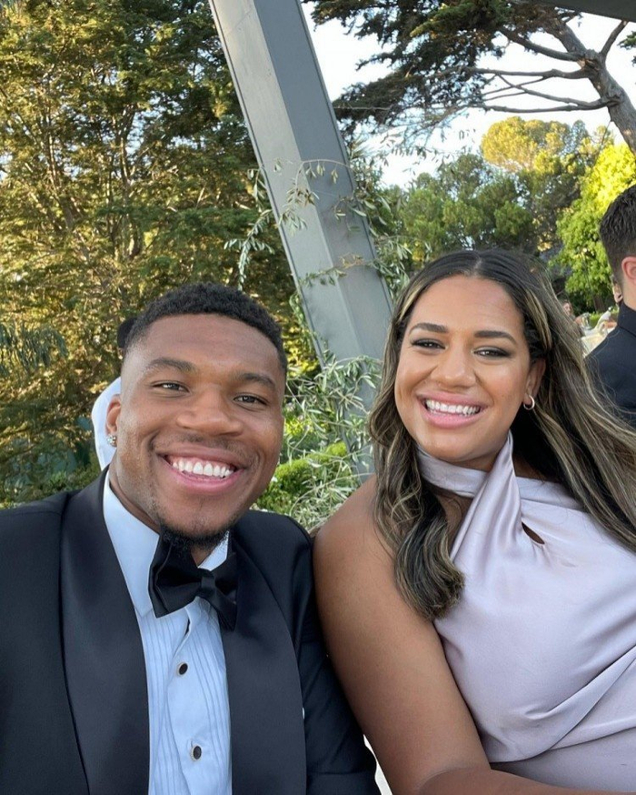 字母哥:我的妻子玛丽亚才是真正的mvp 我要是她不会和自己约会__财经