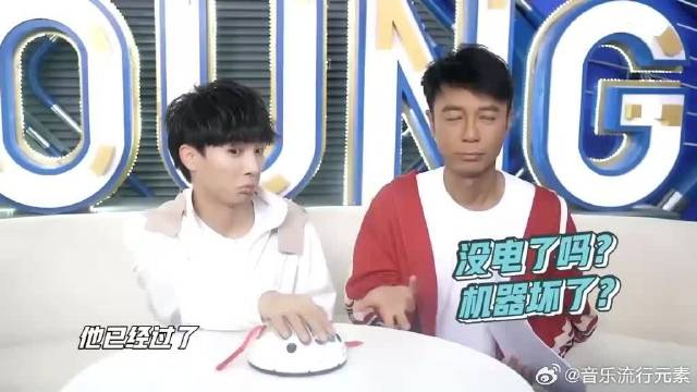 阿云嘎又来撩周深了两人唱歌就像演小品深深一个动作逗笑观众