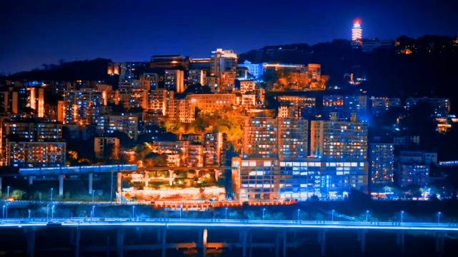渝中区李子坝夜景,有没让你想起一部动漫!