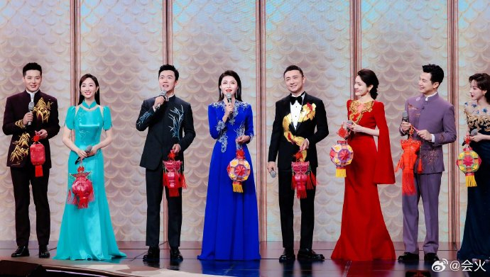 龙年春晚13位主持人元宵晚会同台大合照