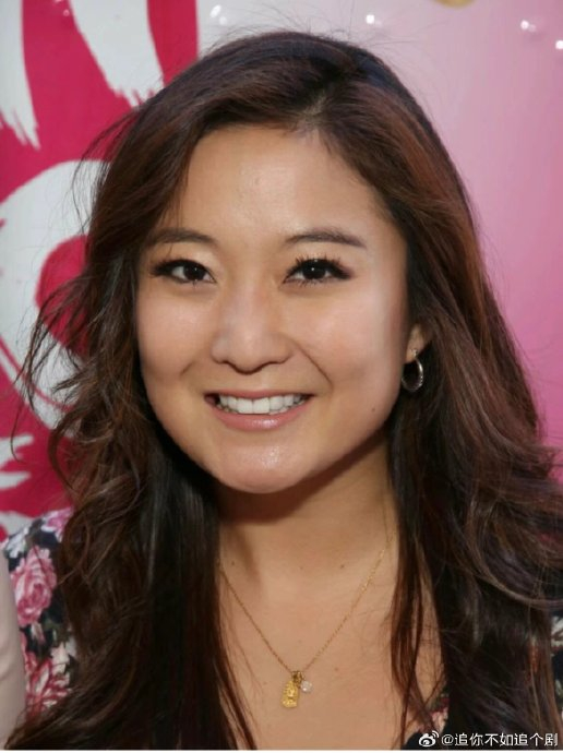 贾玲瘦下来真的好像ashley park(韩裔美国演员),笑起来最像!