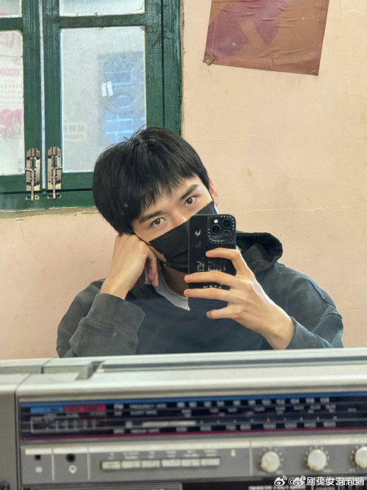 龚俊元宵节晒随拍,素颜对镜拍谁看谁迷糊……|龚俊_新浪新闻
