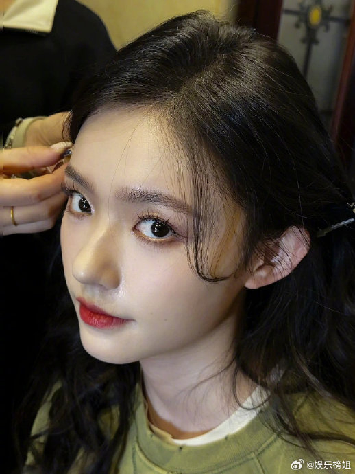 林允怼脸侧颜,这五官太精致了,扛住了任何角度的镜头|林允_新浪新闻
