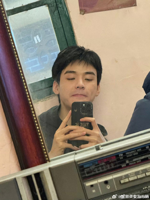 龚俊元宵节晒随拍,素颜对镜拍谁看谁迷糊……|龚俊_新浪新闻