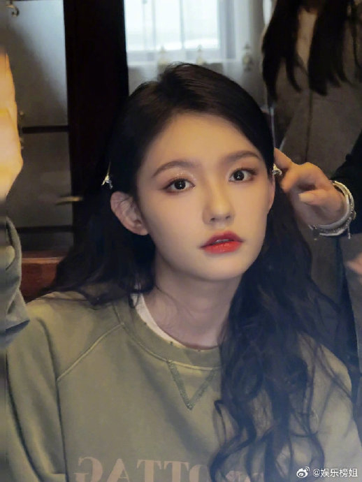 林允怼脸侧颜,这五官太精致了,扛住了任何角度的镜头|林允_新浪新闻