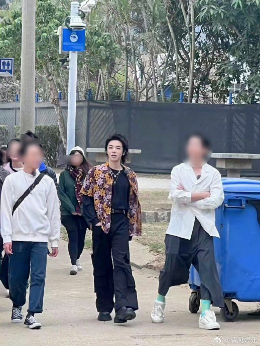 花衬衫造型,头发毛绒绒的好可爱啊……|华晨宇|路透_新浪新闻