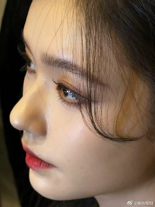 林允怼脸侧颜,这五官太精致了,扛住了任何角度的镜头|林允_新浪新闻
