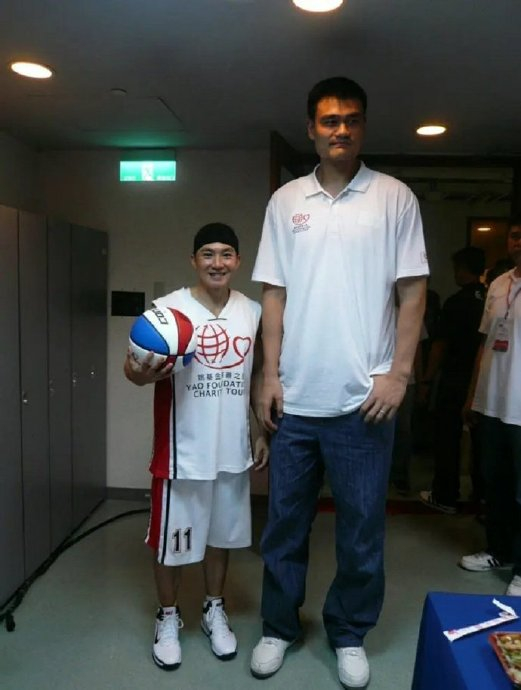 姚明刘畊宏又双叒叕合照啦!|姚明|刘畊宏|哆啦a梦_新浪新闻