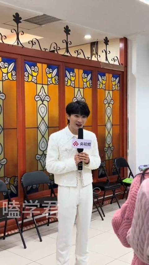 周深元宵晚会后台采访视频开心的周深bgm健康到到令