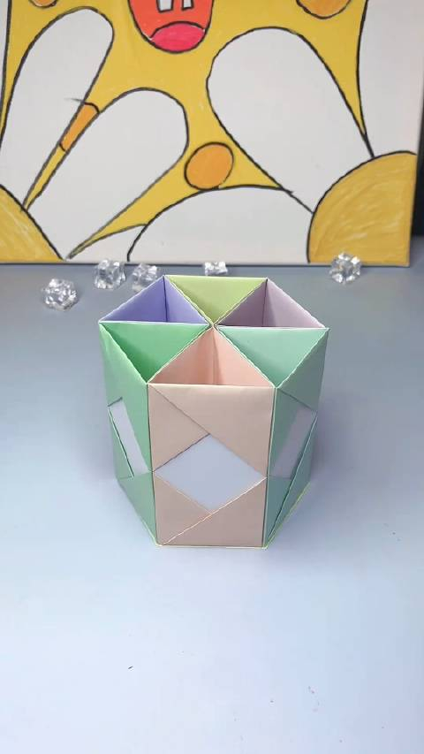 开学了用彩纸制作一个漂亮的笔筒能装下好多笔