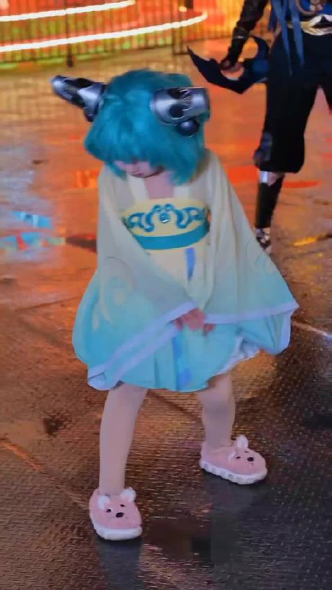 王小麦的可爱cos祝大家除夕快乐