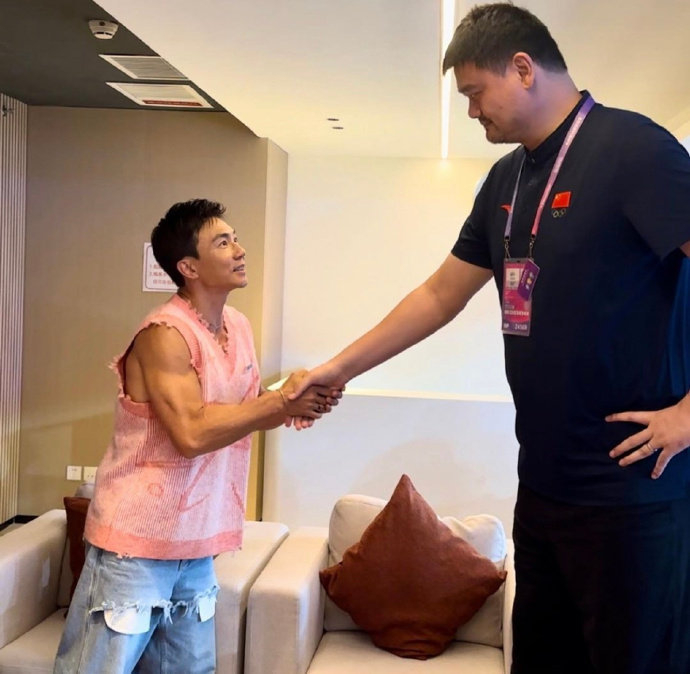 姚明刘畊宏又双叒叕合照啦!|姚明|刘畊宏|哆啦a梦_新浪新闻