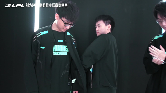 赛前花絮 默默给hoya兜里放了惊喜的beichuan