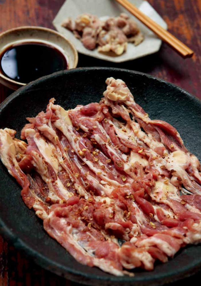 汤组成,搭配琳琅满目的生鲜肉鱼及菜蔬,夹起往沸汤里烫一烫,即熟即食