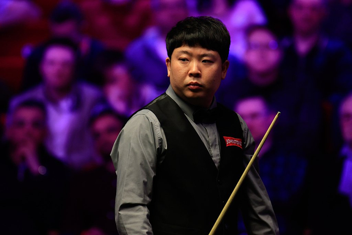 于1998年6月27日,司职边后卫,他曾效力于以色列海法工人足球俱乐部