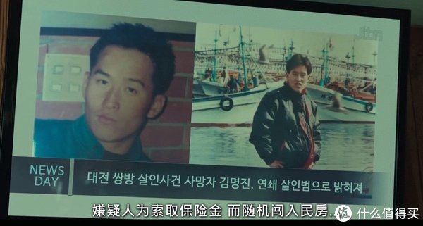 远处,一个戴墨镜的女人恰巧遛狗路过,但对方仿佛没看到小李,似乎是个