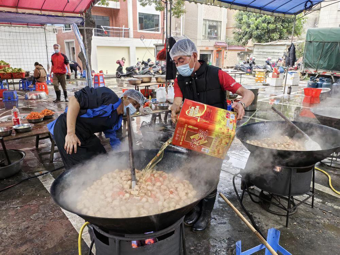 图集饮灯酒投花灯祈安康话团圆佛山容桂举行饮灯酒活动