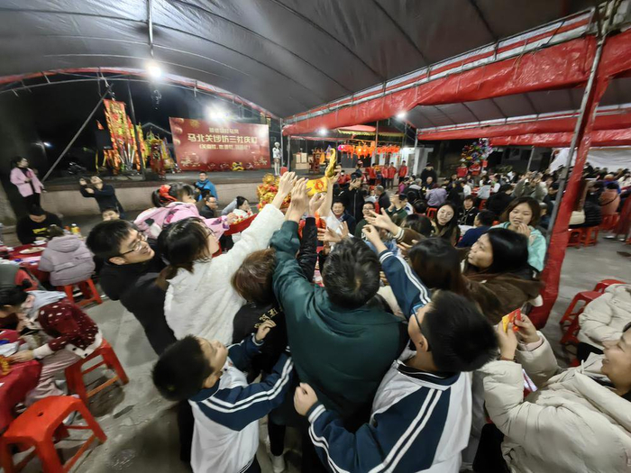 图集饮灯酒投花灯祈安康话团圆佛山容桂举行饮灯酒活动