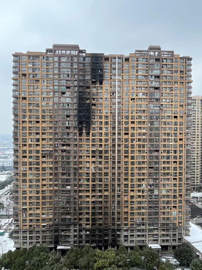 南京明尚西苑居民楼发生火灾已致15人死亡，多层房屋留下烟熏的痕迹。澎湃新闻记者 邱海鸿  图