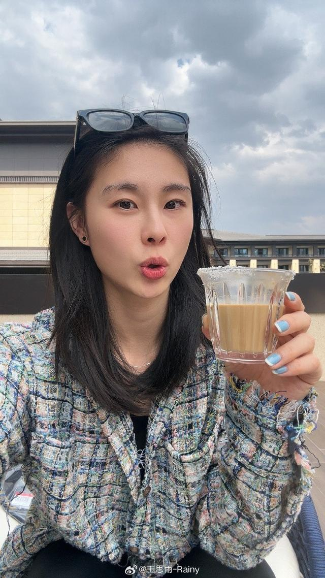 王思雨元宵节逛了农贸市场参观博物馆赏烟花和月亮圆满