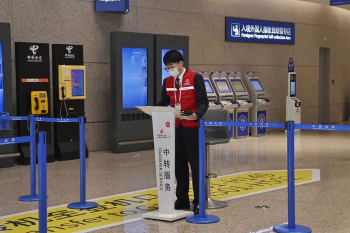 东航浦东机场地服为幸福团圆站岗