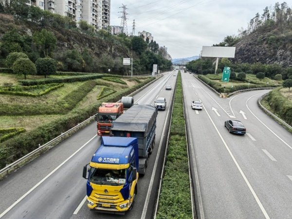 车辆有序通行渝黔高速公路.