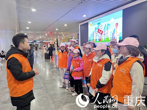 江北星火志愿服务队等志愿团队的20多名志愿者,来到龙头寺重庆火车