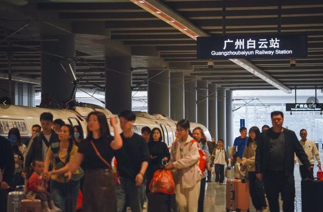 广州南站,深圳北站启动元宵节送汤圆暖心服务,为候车旅客送上香甜汤圆