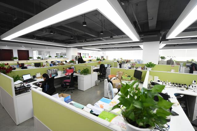 图为北京数据基础制度先行区——北投台湖产业园内的入驻企业办公平台。 