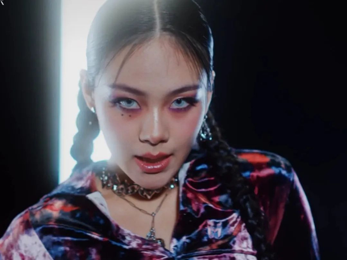 可能有普露米不认识bibi,bibi本名金亨瑞,是南韩著名音乐人tiger jk尹