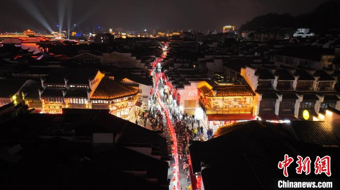 安徽屯溪年味不打烊民俗踩街闹元宵