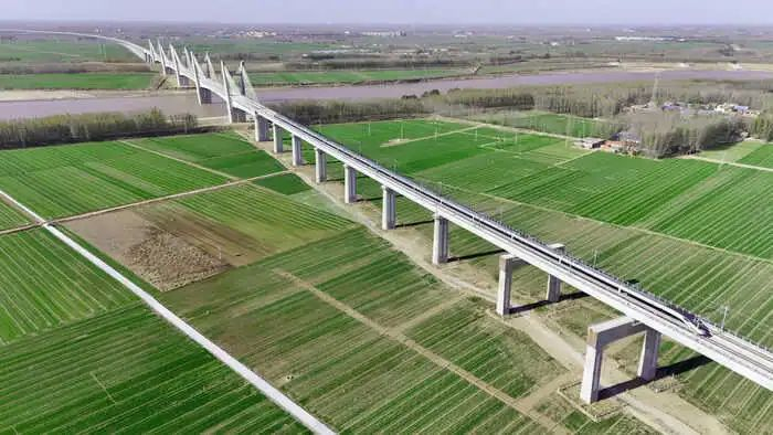 铁路方面,一是加快米字型高铁网建设,加快推进济滨,济枣两条高铁项目