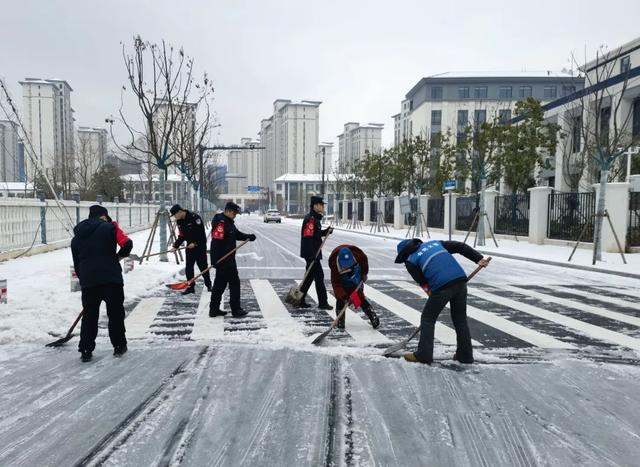 长丰长丰县公安局特巡警大队双凤巡逻组在北城万达广场清除台阶路面冻
