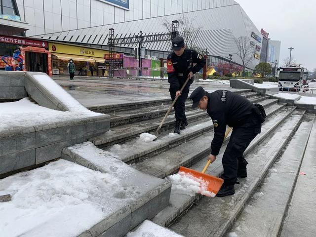 长丰县公安局特巡警大队双凤巡逻组在北城万达广场清除台阶路面冻冰