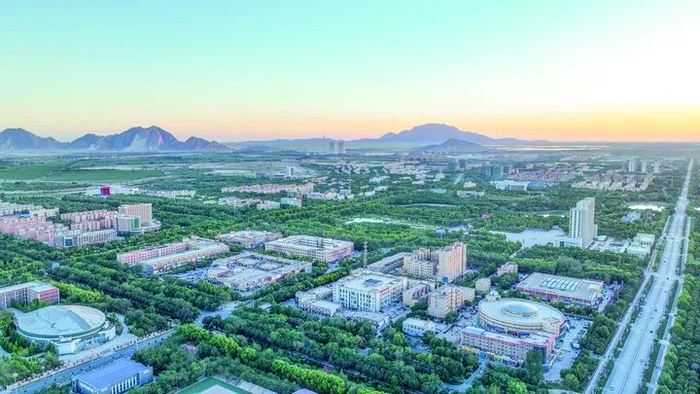 图为2023年8月18日拍摄的图木舒克市区。（孟九汀 摄）