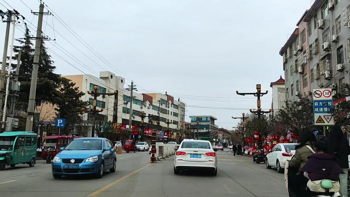 沿渭河南穿越关中平原走进华阴市,这里因西岳华山而驰名中外