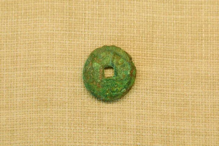 2023年5月16日，托库孜萨来遗址一期考古发掘出土的文物乾元重宝。（贺浩 摄）