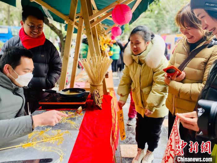 广西桂林民众逛市集闹元宵 体验非遗文化年味|糖画|元宵|桂林市_新浪