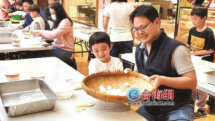 式巨龙主灯▲澎湖"高丽菜龟"▲新北"野柳女王头"花灯又迎一年元宵节