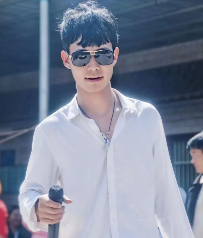 傈僳族小伙"@琞shèng哥"在丽江攒了个"村晚"|抖音_新浪新闻